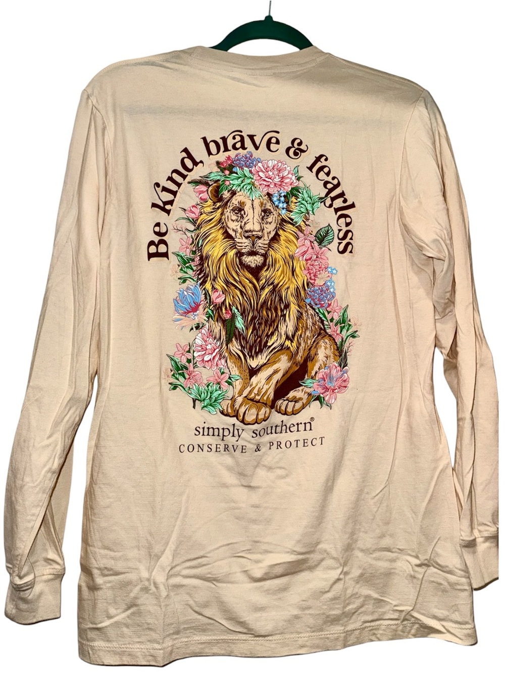 “be kind, brave & fearless” graphic, long sleeve, crew neck tshirt, SMALL, EUC 🦁